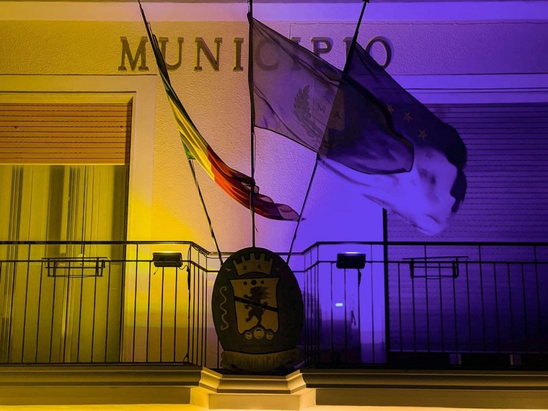 La bandiera arcobaleno issata sul Municipio di Macchia d'Isernia
