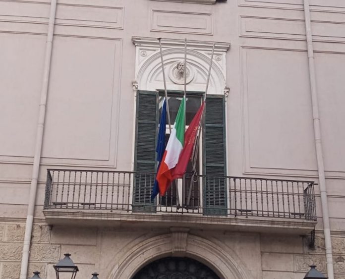 Palazzo Magno, bandiere a mezz'asta provincia Campobasso