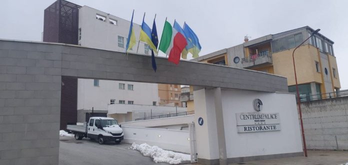 Bandiere ucraine sul Centrum Palace