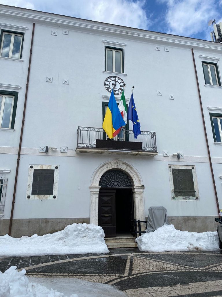Il Municipio di Capracotta con la bandiera ucraina