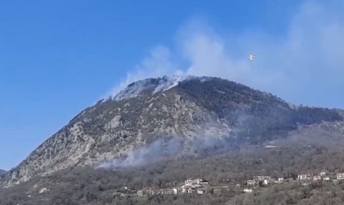 Vasto incendio a monte Santa Croce