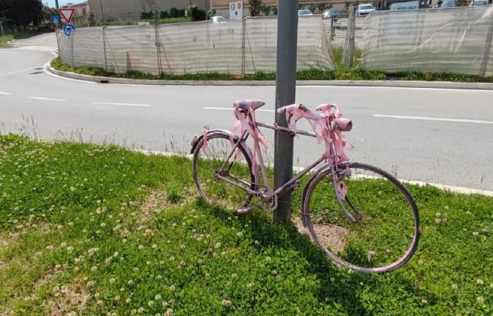 La bici rosa all'ingresso della città